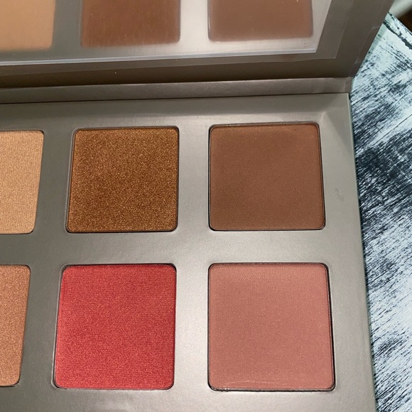 Iconic London Blaze Chaser Face Palette - Picture 3 of 5